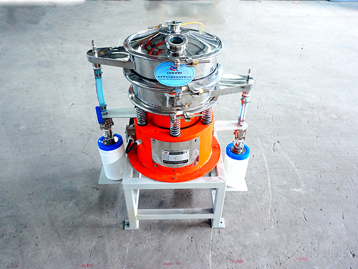 氣體保護(hù)振動(dòng)篩采用304不銹鋼材質(zhì)，氣體保護(hù)軟管，防靜電裝置等制作而成。